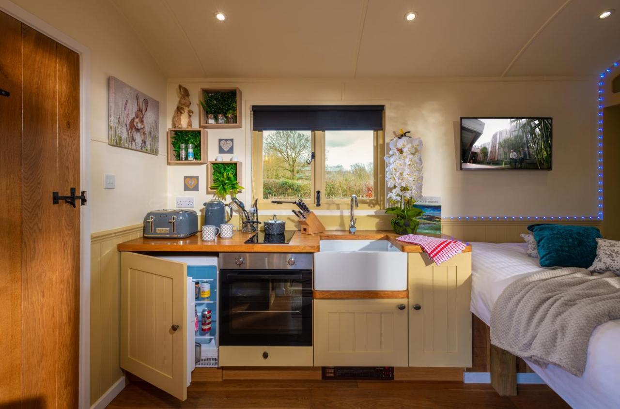 Hillside View Shepherds Hut - Ockeridge Rural Retreats Little Witley Екстер'єр фото