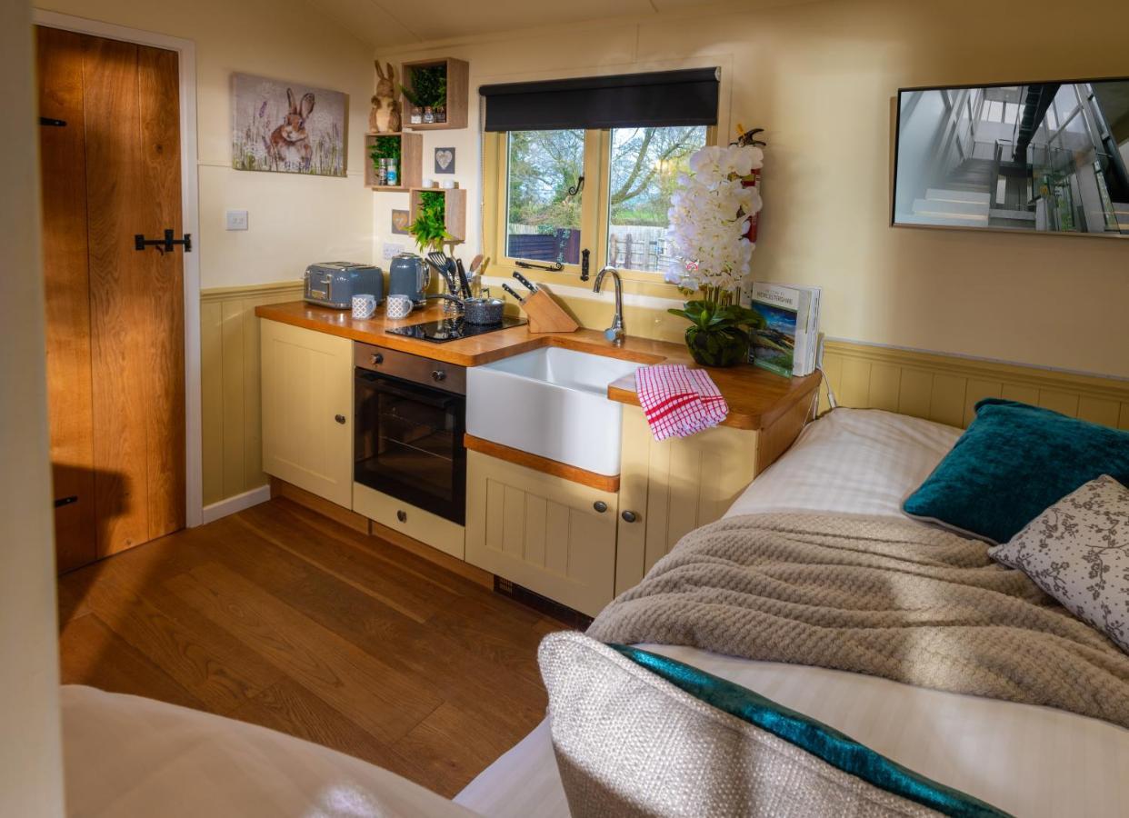 Hillside View Shepherds Hut - Ockeridge Rural Retreats Little Witley Екстер'єр фото