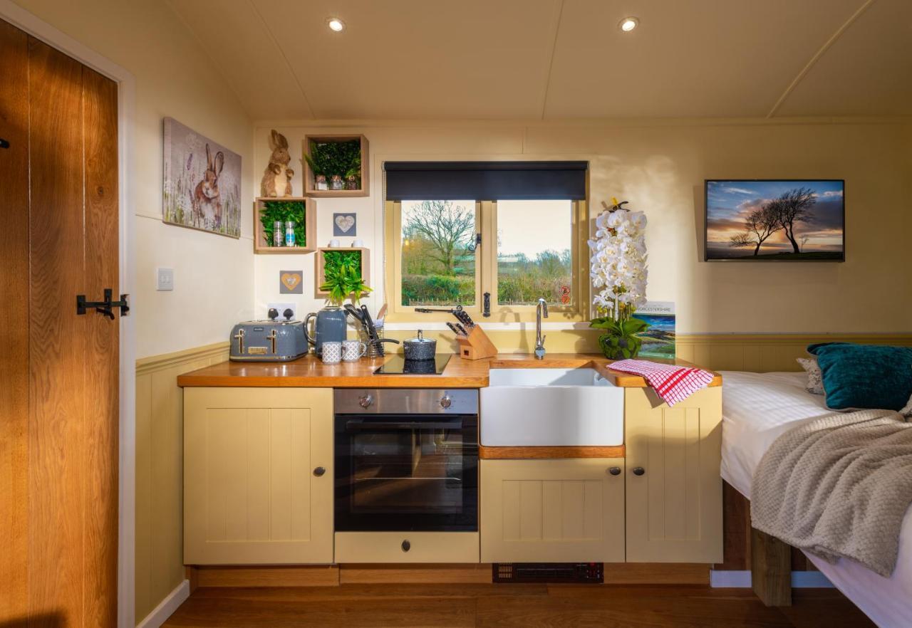 Hillside View Shepherds Hut - Ockeridge Rural Retreats Little Witley Екстер'єр фото