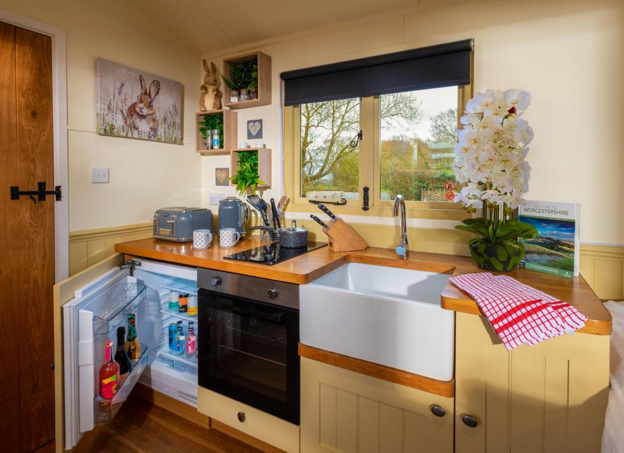 Hillside View Shepherds Hut - Ockeridge Rural Retreats Little Witley Екстер'єр фото