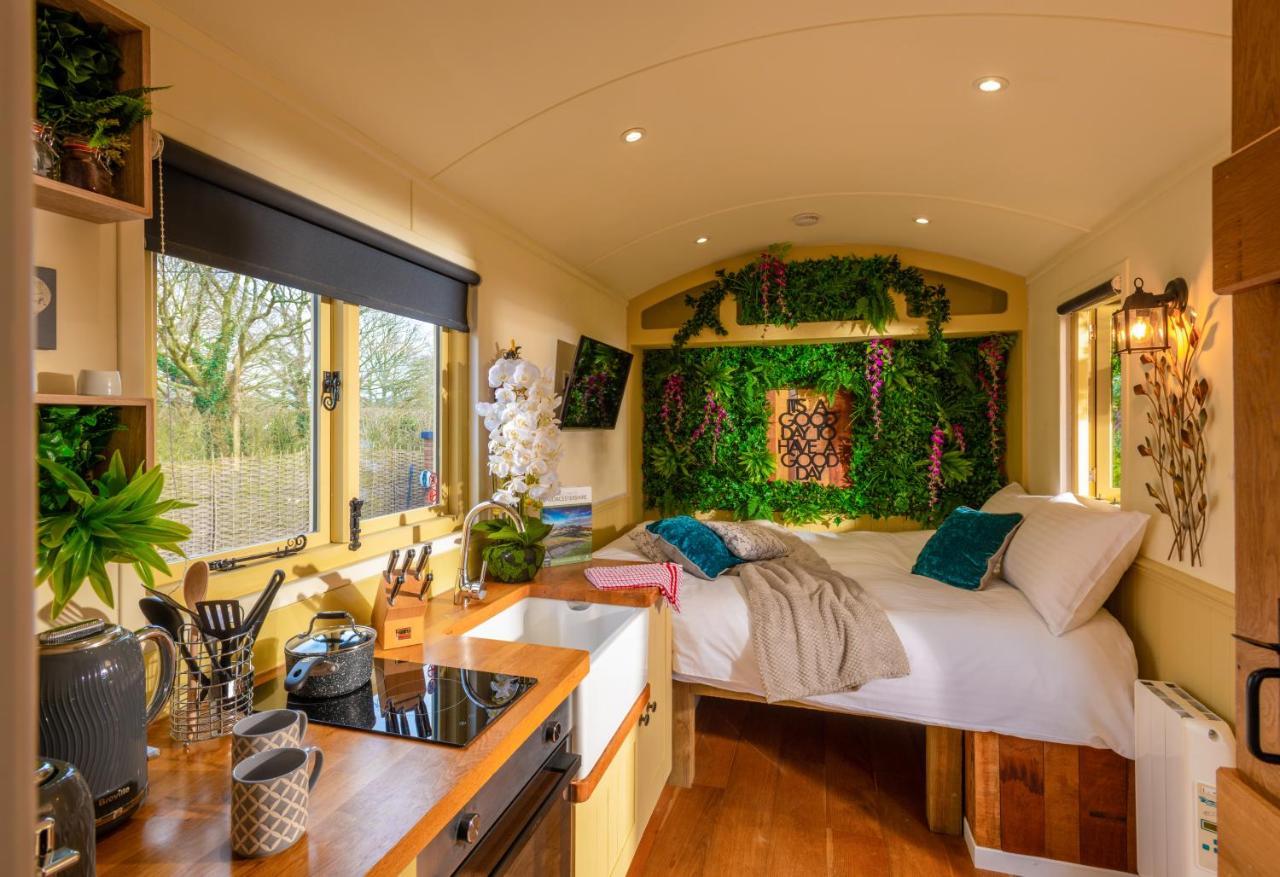 Hillside View Shepherds Hut - Ockeridge Rural Retreats Little Witley Екстер'єр фото