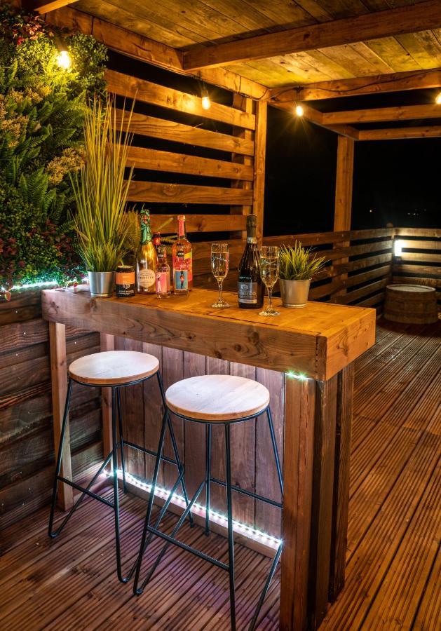 Hillside View Shepherds Hut - Ockeridge Rural Retreats Little Witley Екстер'єр фото