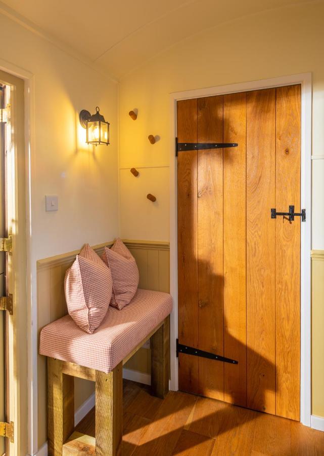 Hillside View Shepherds Hut - Ockeridge Rural Retreats Little Witley Екстер'єр фото
