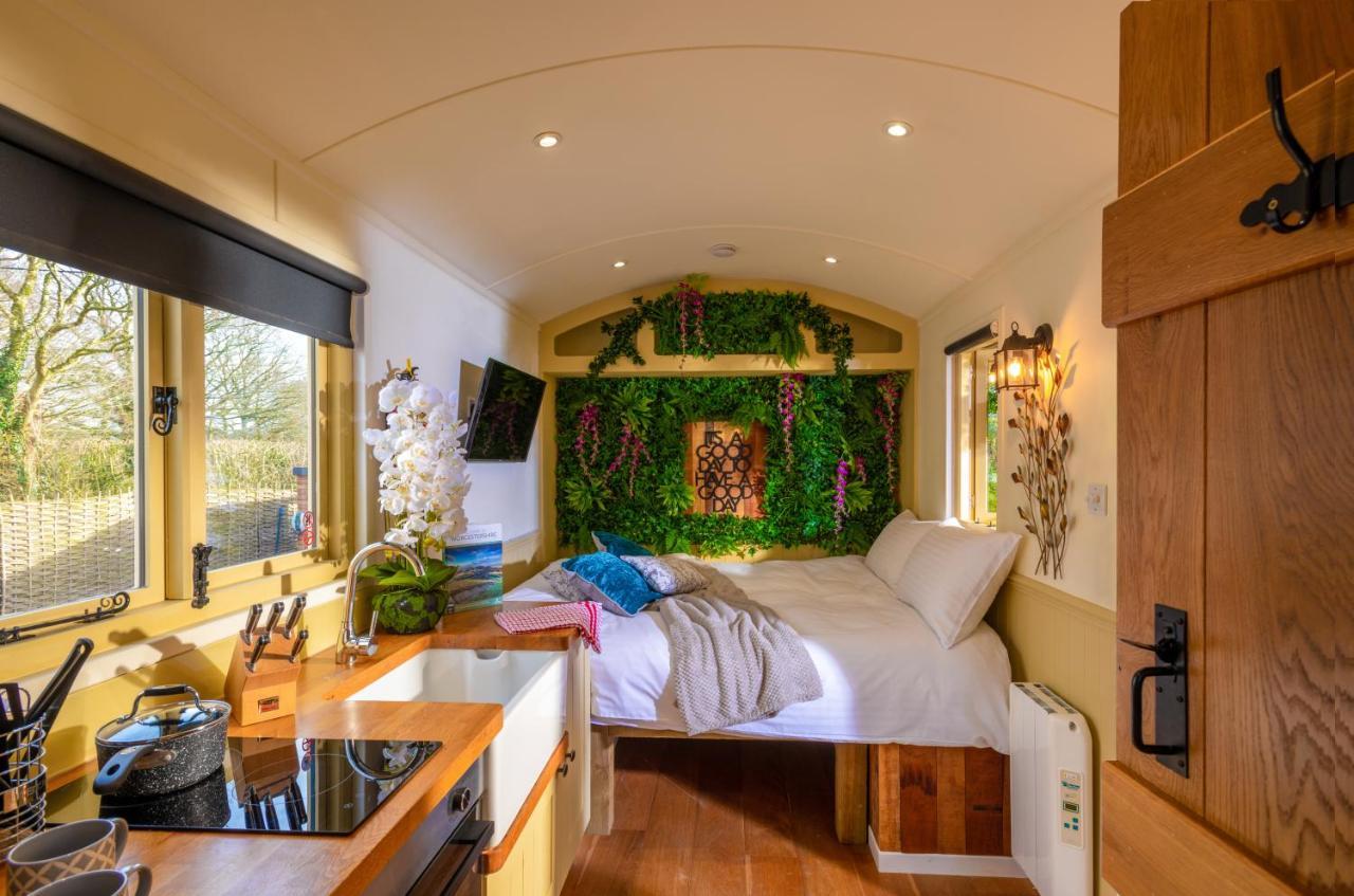 Hillside View Shepherds Hut - Ockeridge Rural Retreats Little Witley Екстер'єр фото