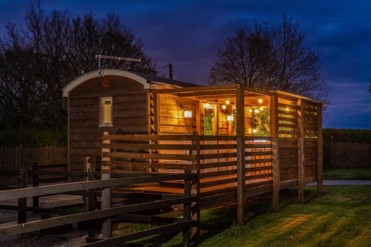 Hillside View Shepherds Hut - Ockeridge Rural Retreats Little Witley Екстер'єр фото