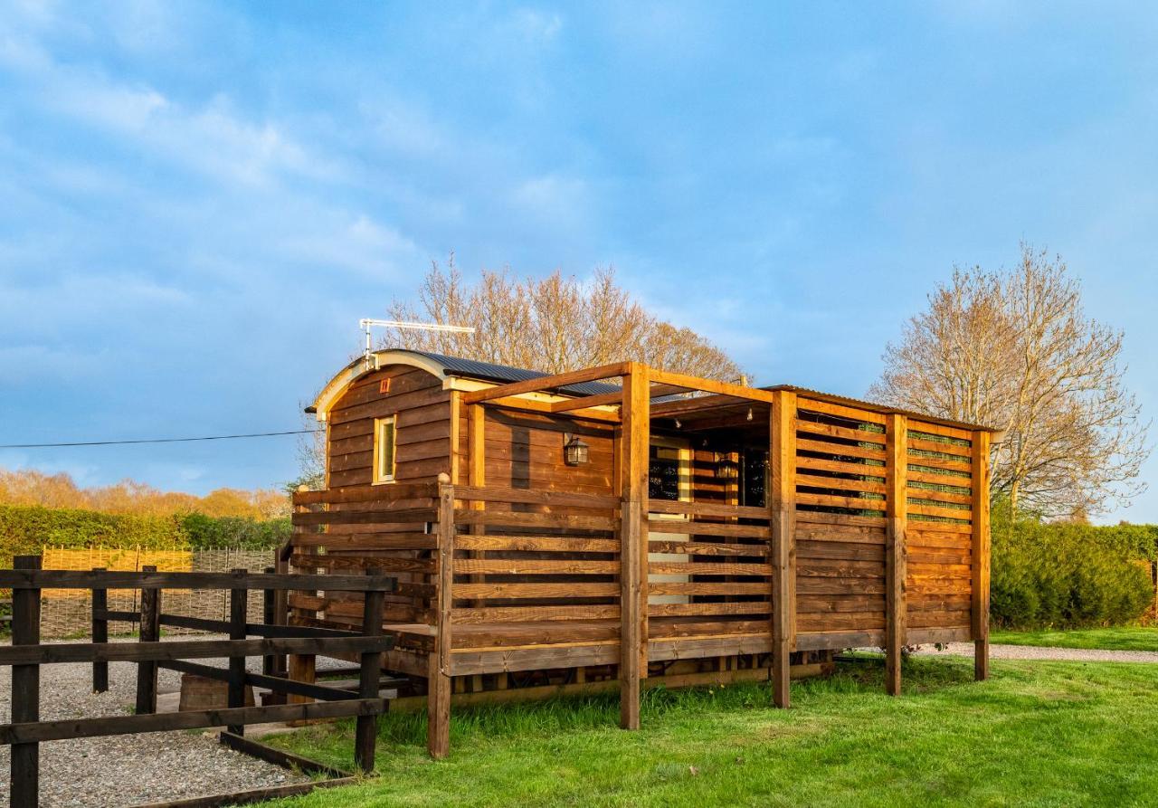 Hillside View Shepherds Hut - Ockeridge Rural Retreats Little Witley Екстер'єр фото