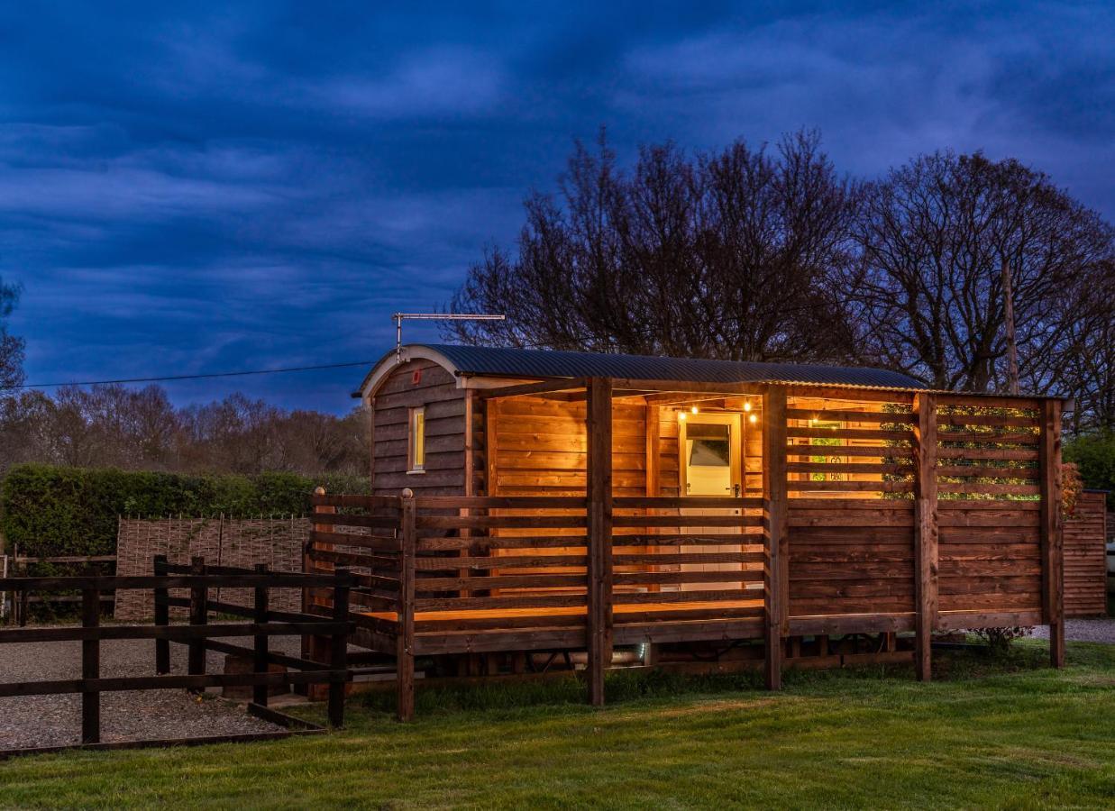 Hillside View Shepherds Hut - Ockeridge Rural Retreats Little Witley Екстер'єр фото