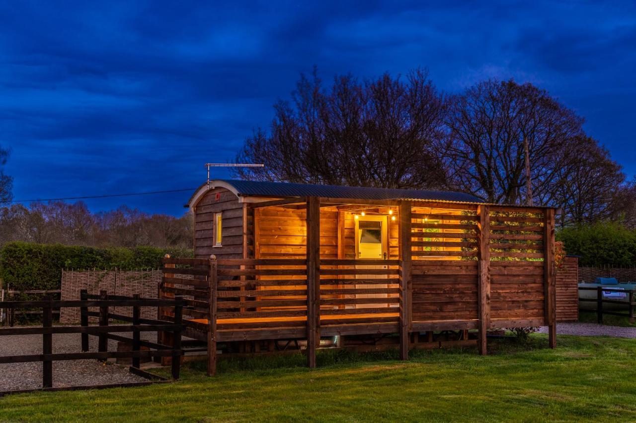 Hillside View Shepherds Hut - Ockeridge Rural Retreats Little Witley Екстер'єр фото